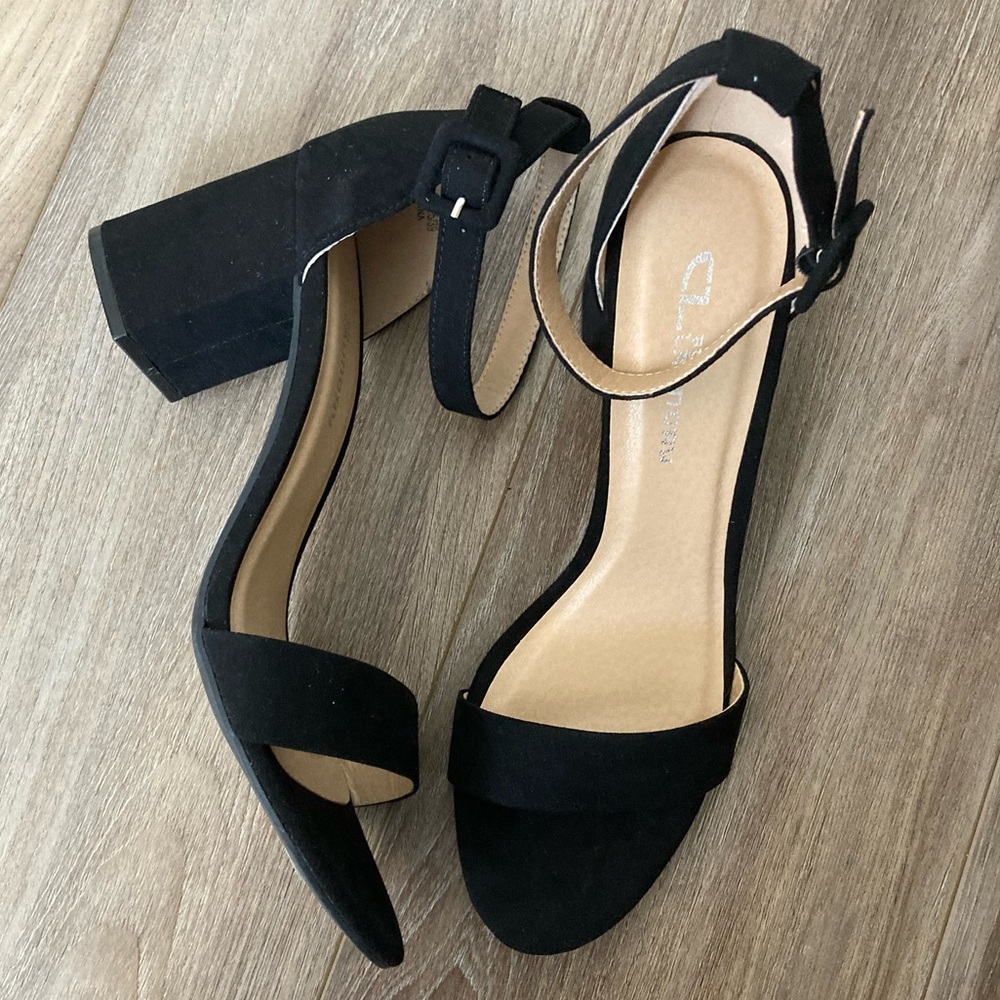 CL By Laundry *NWT* Women’s Size 8.5/39 Black Block Heel Suede Sandal